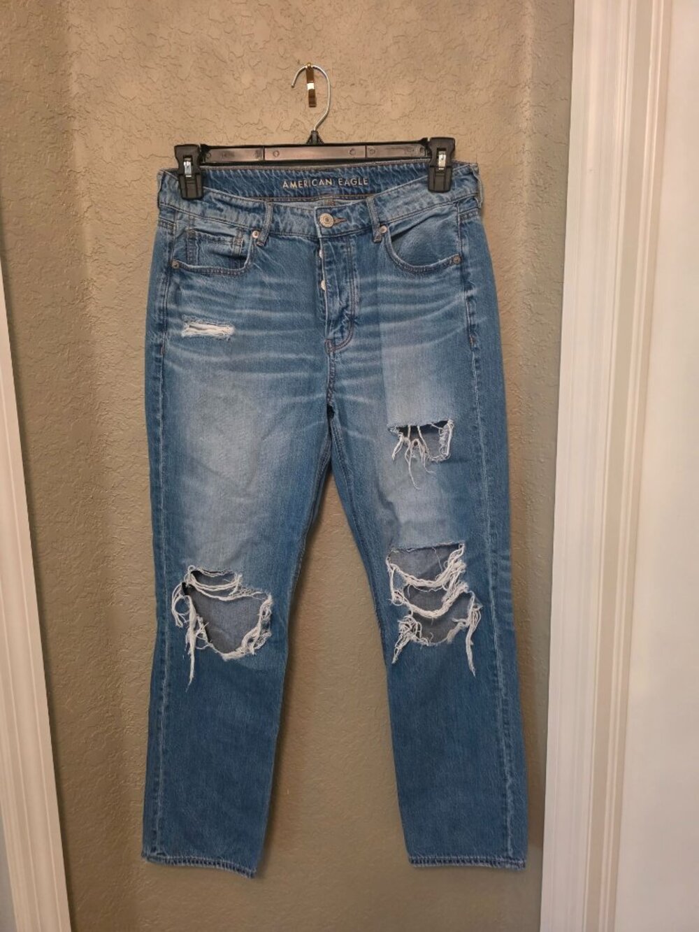 American Eagle Distressed Tomgirl Buttonfly Jeans size 8